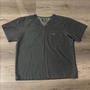 Figs Men's Leon Three Pocket Scrub Top Graphite Size L